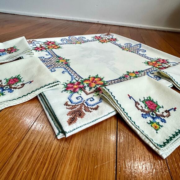 Vintage White Cotton Blend Embroidered Tablecloth with 4 Matching Napkins Floral - Picture 13 of 16